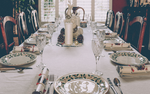 3 Color Inspirations To Build The Most Elegant Christmas Dining Table Decor