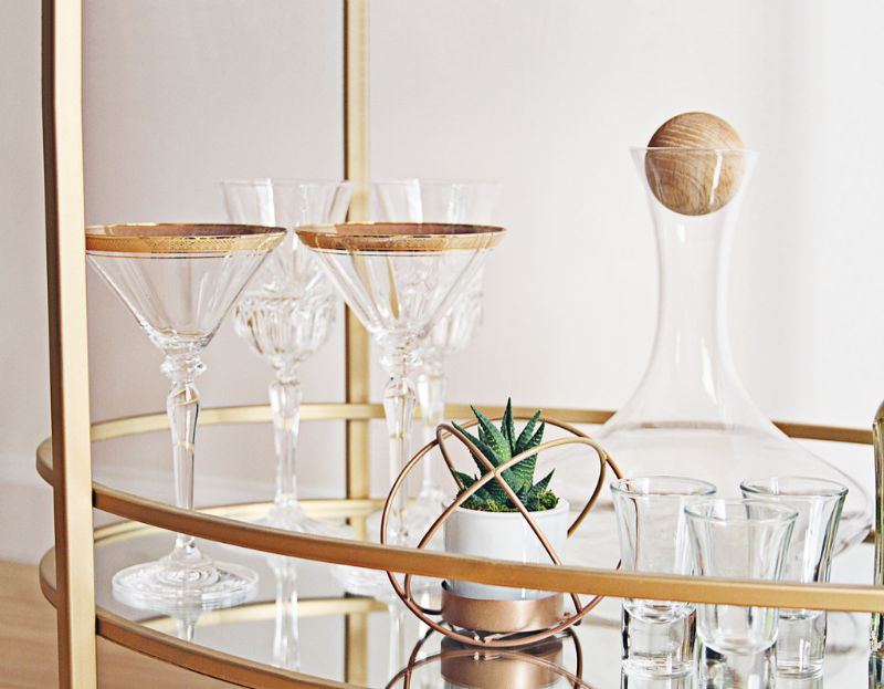 3 Guidelines To Decorate Your Bar Cart For A Glam Party